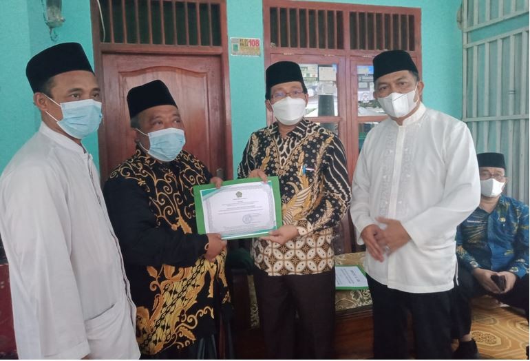 Kemenag Karawang Salurkan Bantuan ke Pesantren Miftahul Khoirot